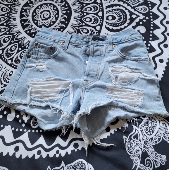 Levis distressed shorts - Picture 5 of 11